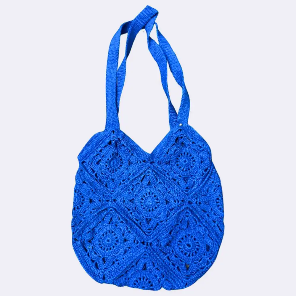 Gehäkelte Tasche „Quadratliebe“,blau