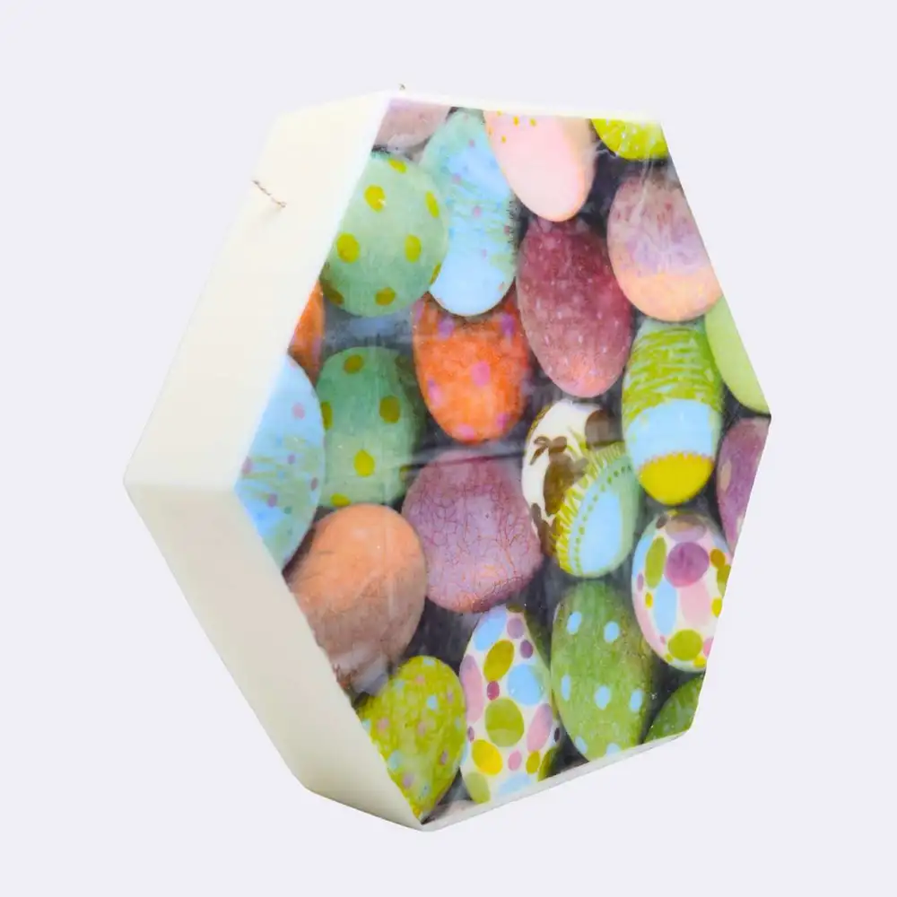 Dekokerze „Hexagon Grande mit Ostermotiv"