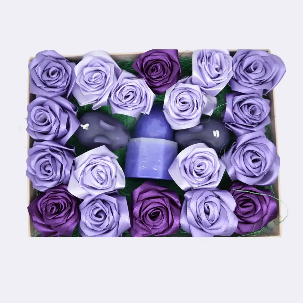 Geschenkset „Osterlicht“ mit 2 Hasen, Ei-Kerze im Becher und handgefertigten Satinblumen