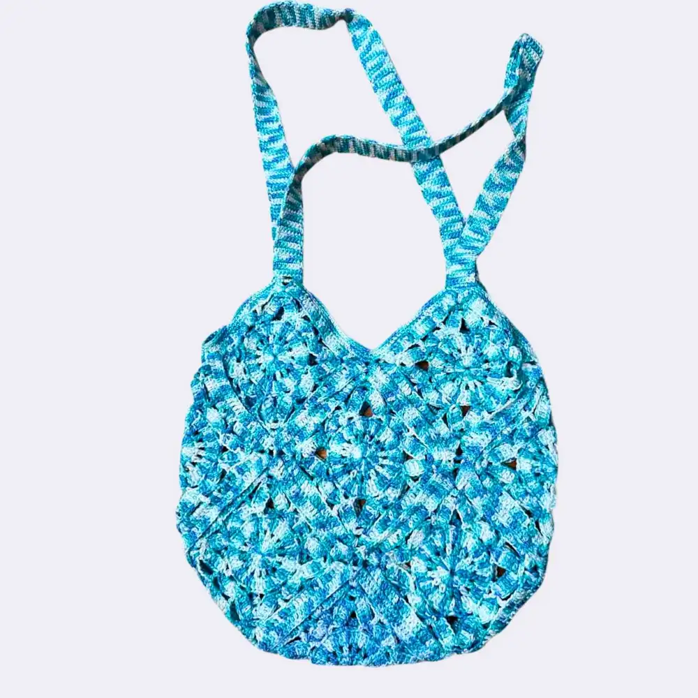 Gehäkelte Tasche „Quadratliebe“,hellblau - mehrfarbig