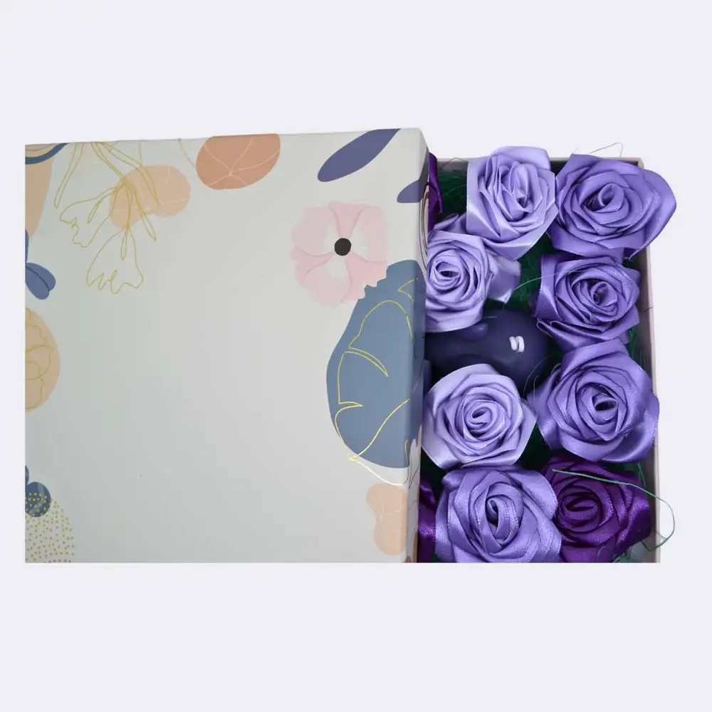 Geschenkset „Osterlicht“ mit 2 Hasen, Ei-Kerze im Becher und handgefertigten Satinblumen – Bild 2