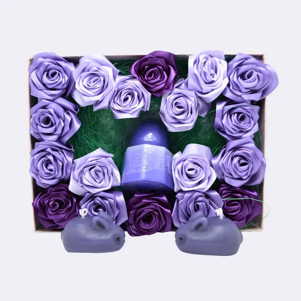 Geschenkset „Osterlicht“ mit 2 Hasen, Ei-Kerze im Becher und handgefertigten Satinblumen – Bild 3