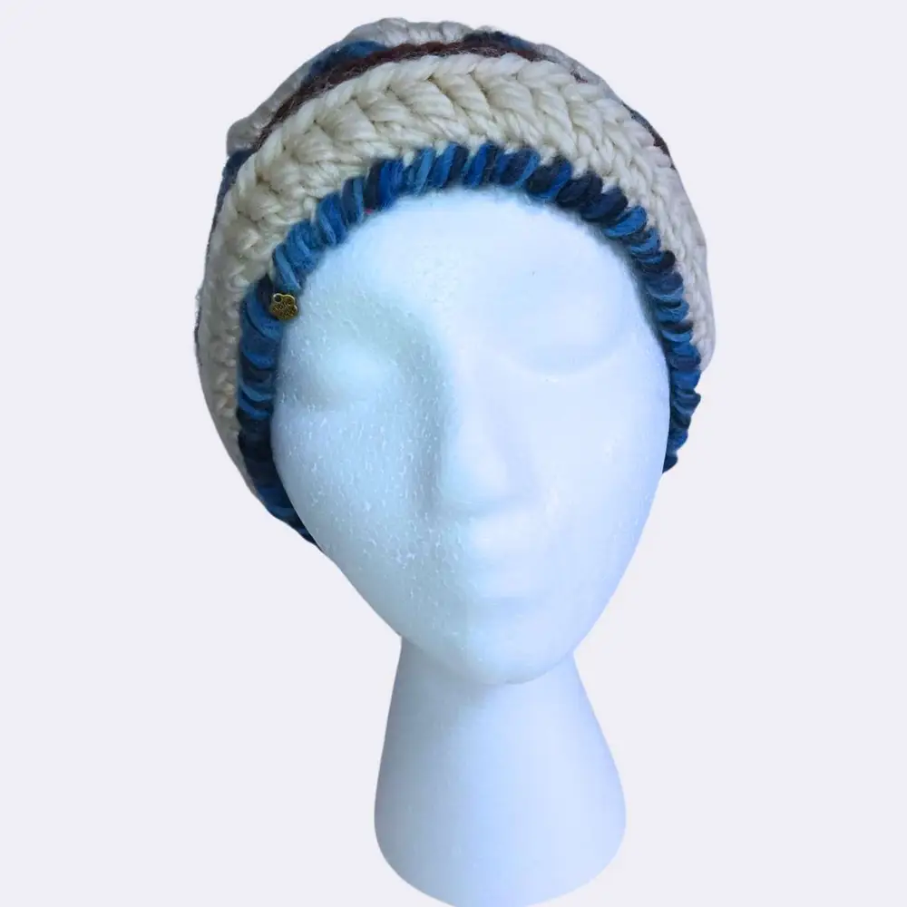 Handgehäkelte Wollmütze mit Muffins & blauem Bommel – Süß & Warm – Bild 2