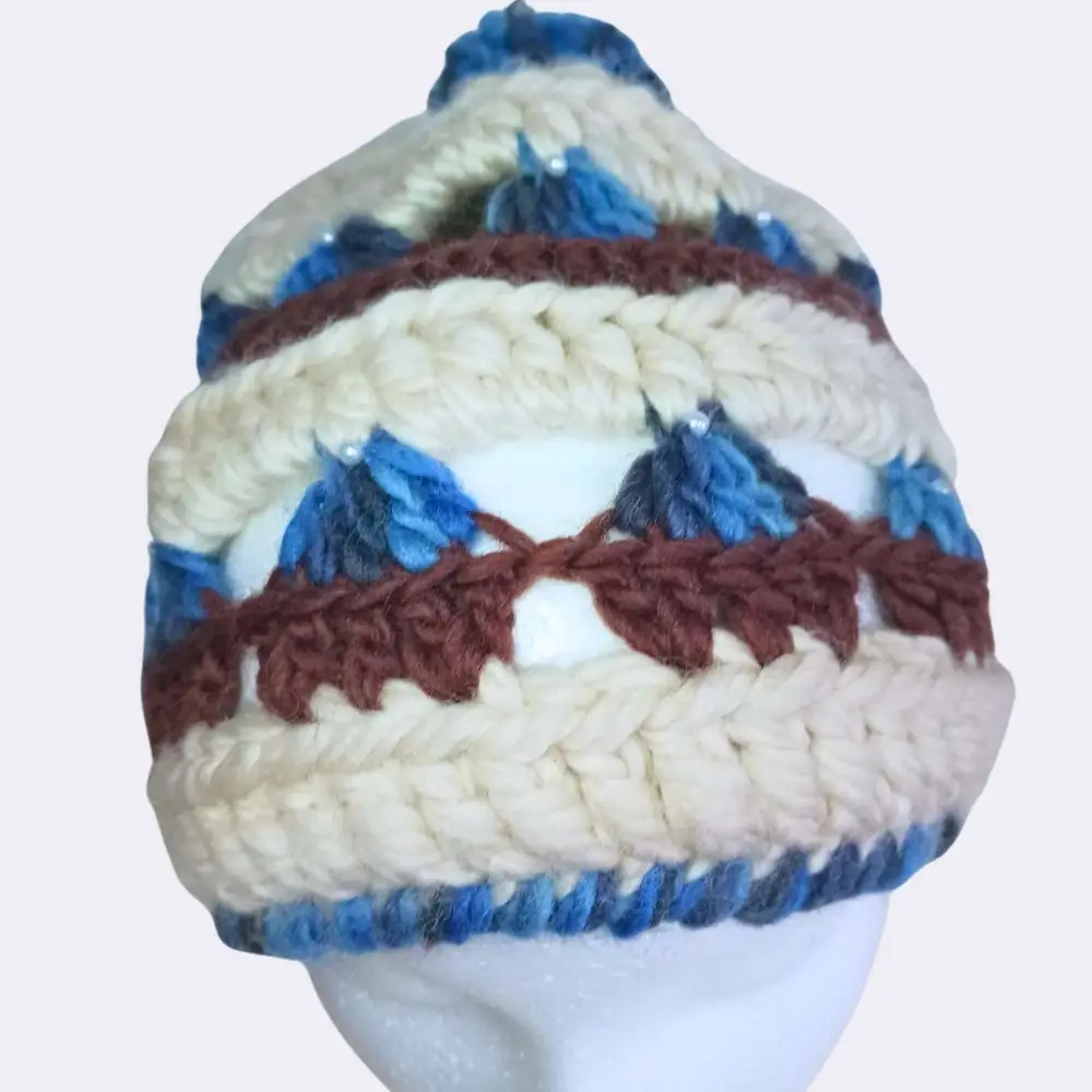 Handgehäkelte Wollmütze mit Muffins & blauem Bommel – Süß & Warm – Bild 3