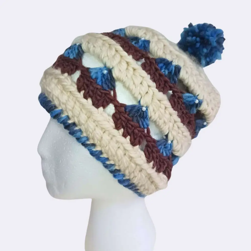 Handgehäkelte Wollmütze mit Muffins & blauem Bommel – Süß & Warm – Bild 4