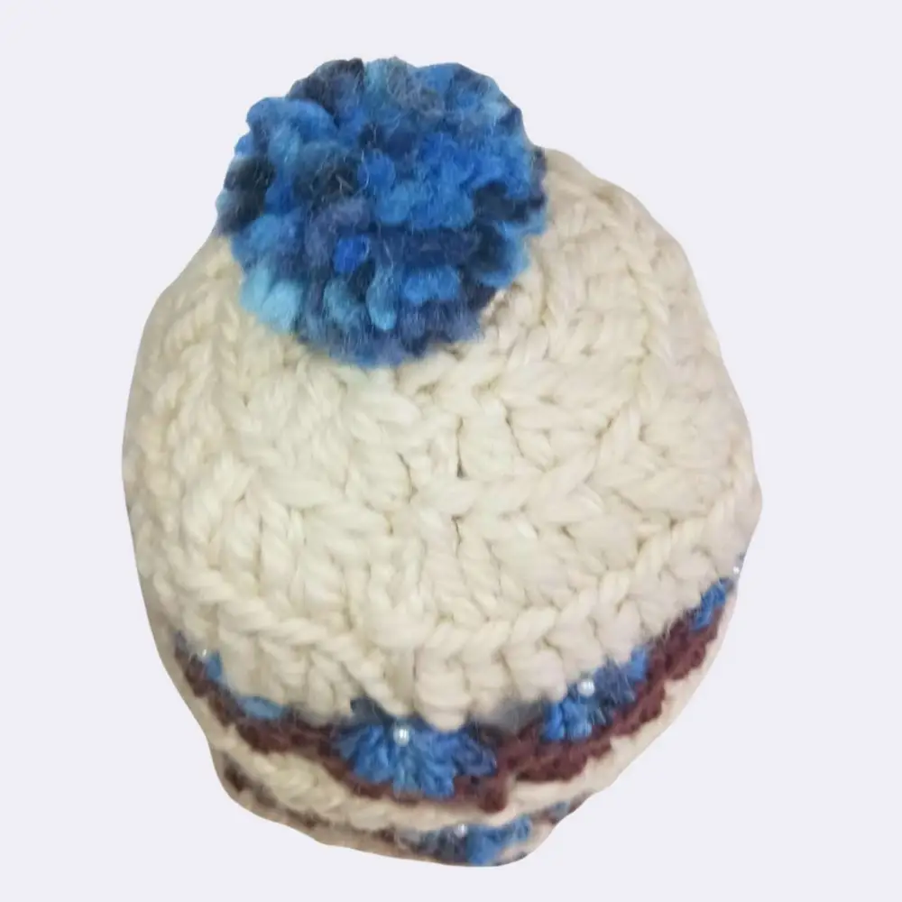 Handgehäkelte Wollmütze mit Muffins & blauem Bommel – Süß & Warm – Bild 5