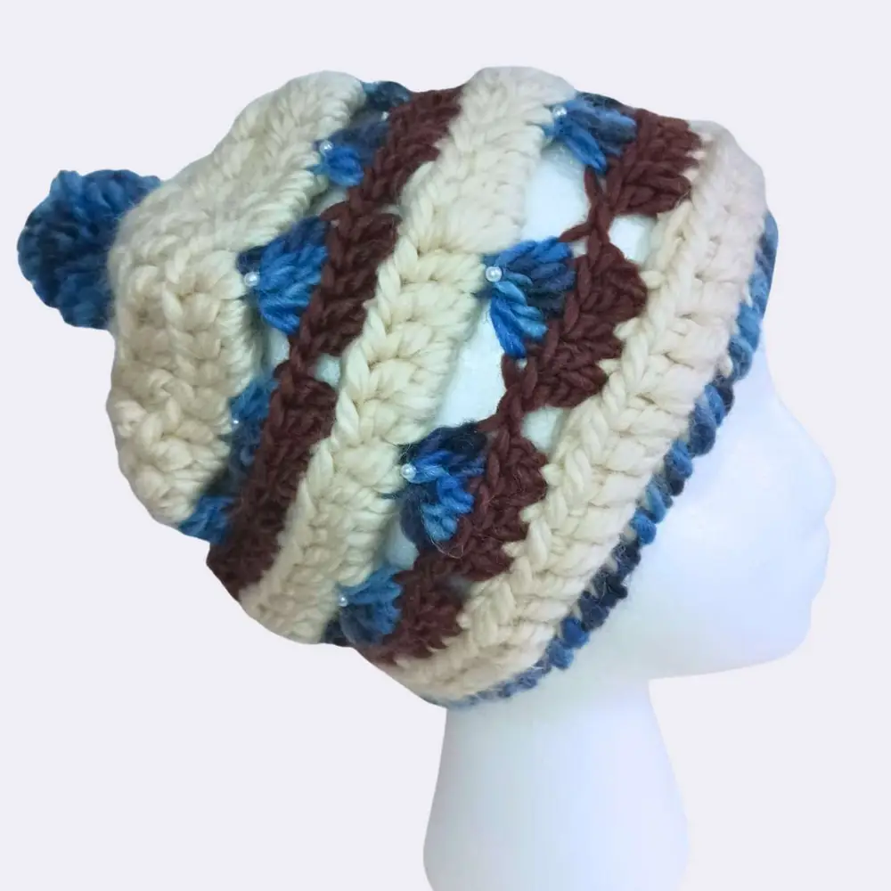 Handgehäkelte Wollmütze mit Muffins & blauem Bommel – Süß & Warm