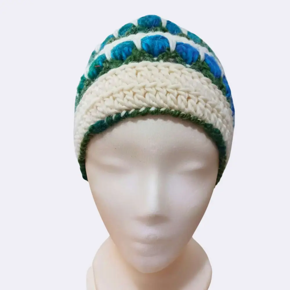 Handgehäkelte Wollmütze mit Tulpenmuster – Stilvoll, Warm & Einzigartig