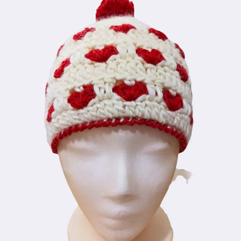 Handgehäkelte Wollmütze mit Herzmuster – Warm, Weich & Einzigartig