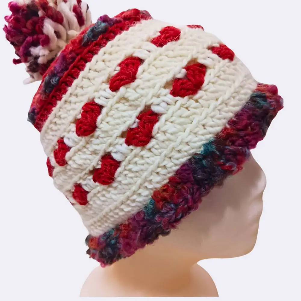 Handgehäkelte Wollmütze mit Herzen & Bommel – Einzigartig & Warm – Bild 3