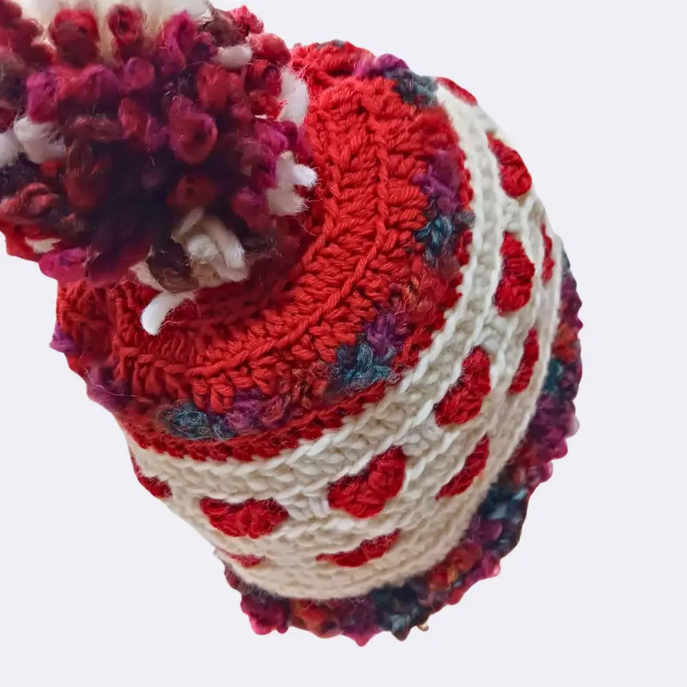 Handgehäkelte Wollmütze mit Herzen & Bommel – Einzigartig & Warm – Bild 4