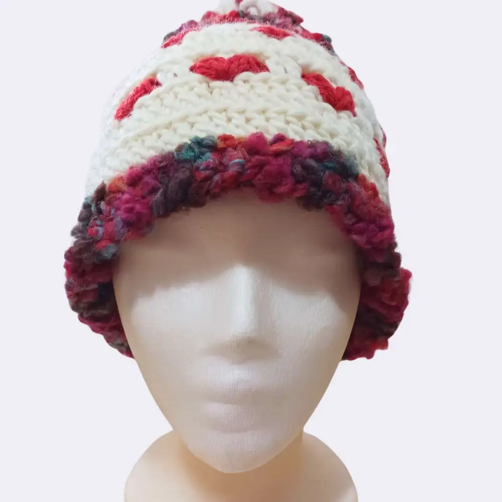 Handgehäkelte Wollmütze mit Herzen & Bommel – Einzigartig & Warm