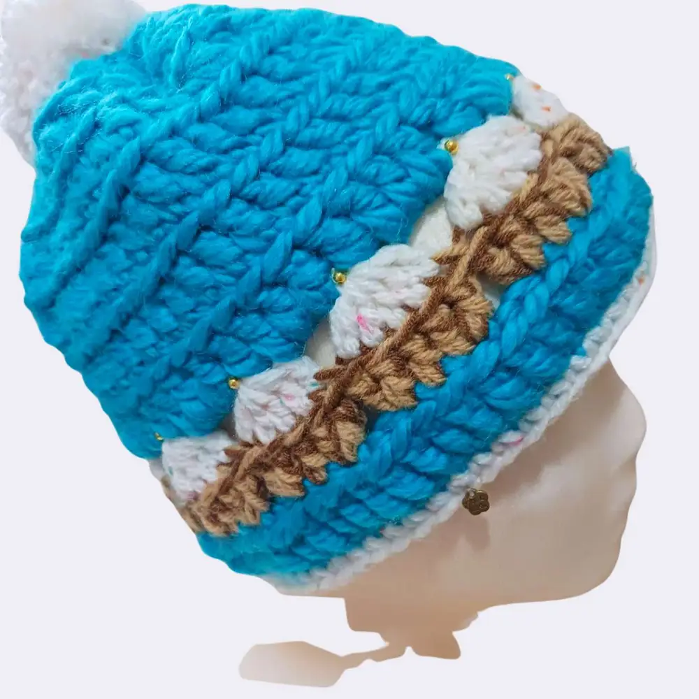 Handgehäkelte Acrylmütze mit Muffins & weißem Bommel – Farbig & Warm – Bild 3