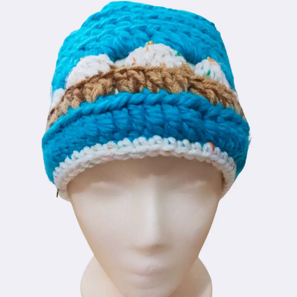 Handgehäkelte Acrylmütze mit Muffins & weißem Bommel – Farbig & Warm