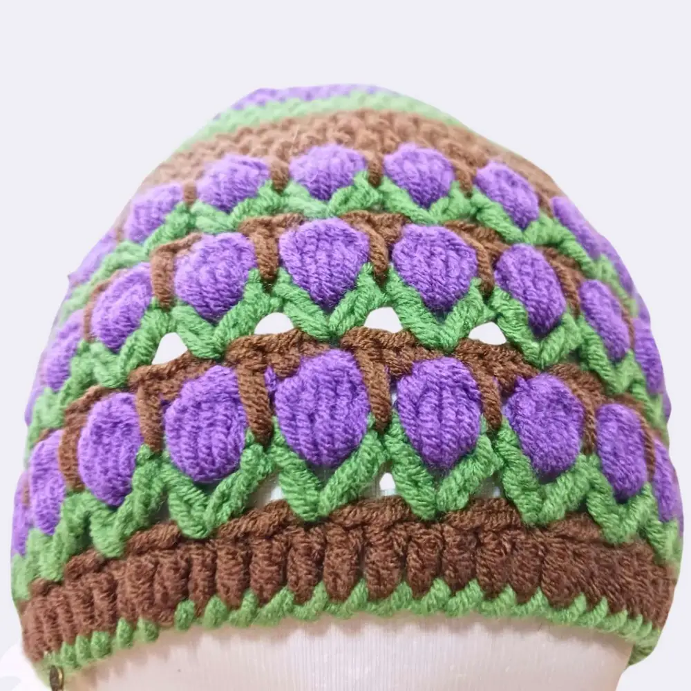 Handgehäkelte Acrylmütze mit buntem Tulpenmuster – Einzigartig & Warm