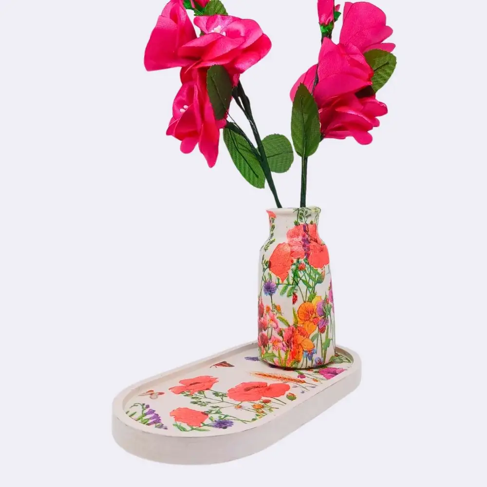 Kleine Gipsvase mit Wildblumen – Bild 6