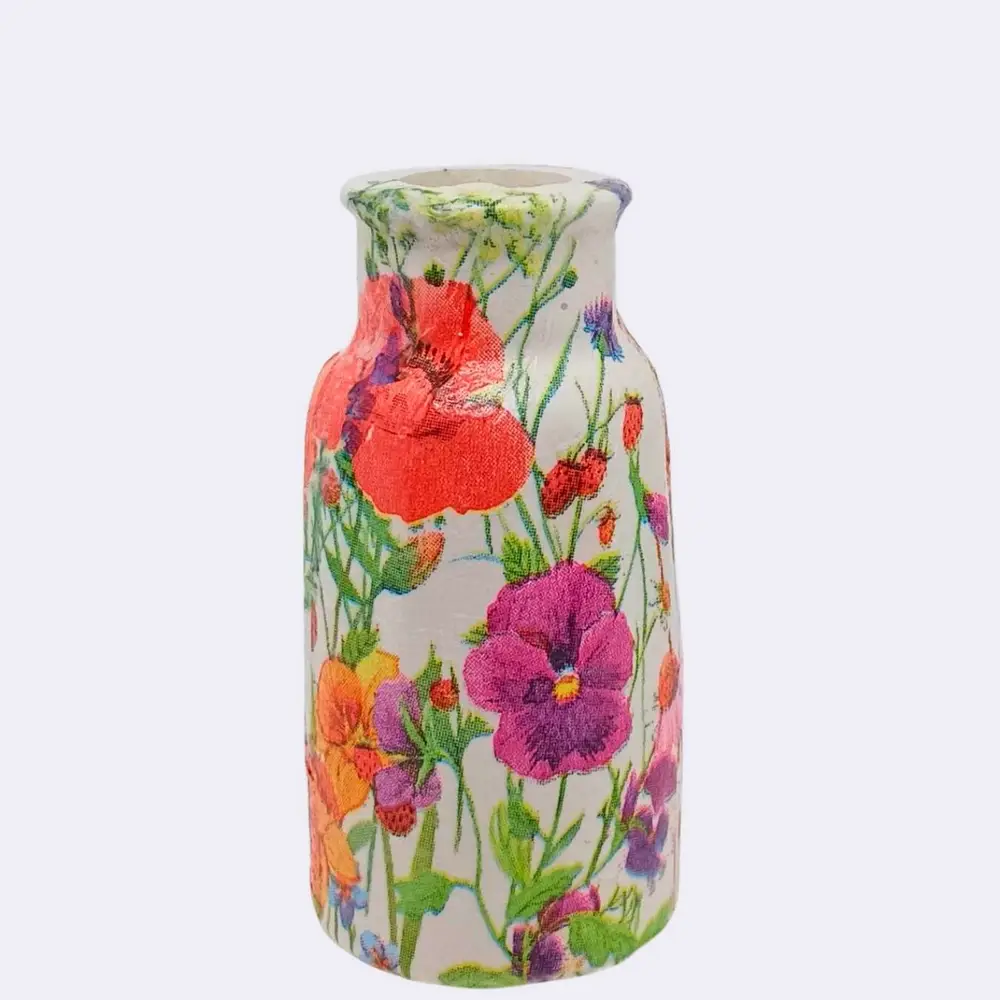 Kleine Gipsvase mit Wildblumen