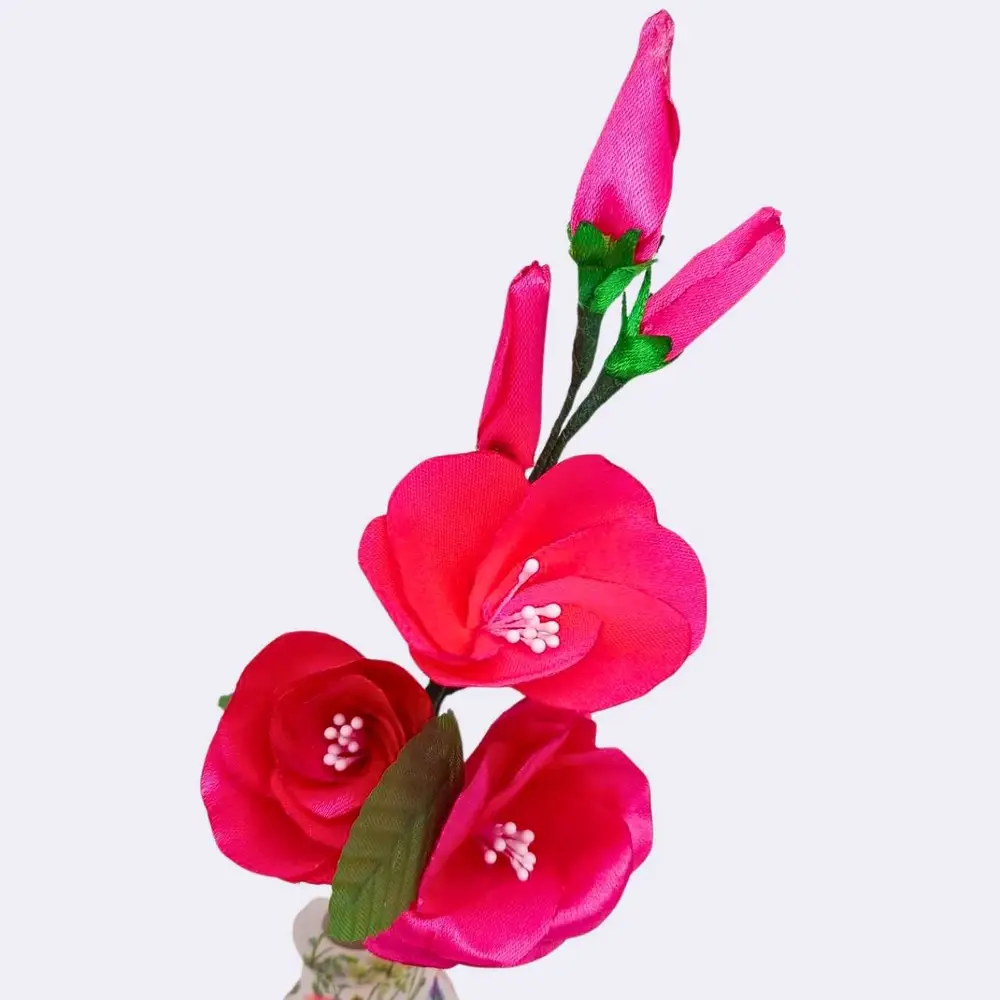 Handgefertigte Hagebuttenzweige